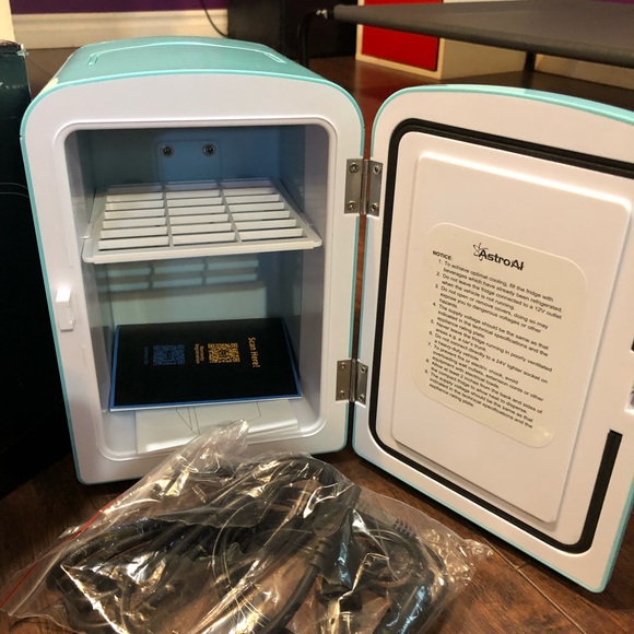 SOLD* Mini fridge in tiffany blue - Picture 10 of 10